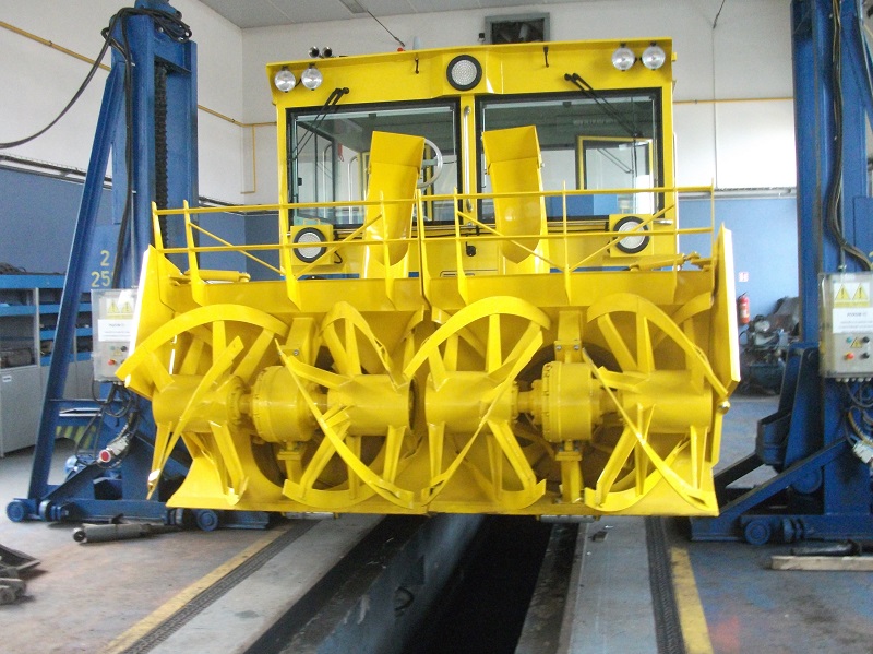 Zdvojená sněhová fréza pro železnice