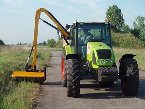 Sekačka Bomford na traktoru Claas