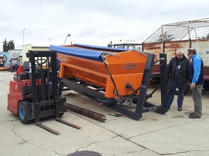 Výměna šneku v sypači Schmidt - kontejner