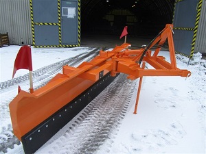Zadní traktorová radlice hydraulicky přetáčená