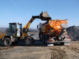 Plnění sypače před zkouškou dávkování posypu