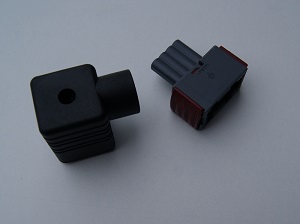 Konektory k hydr.sekci (vlevo čtvercový, vpravo AMP)